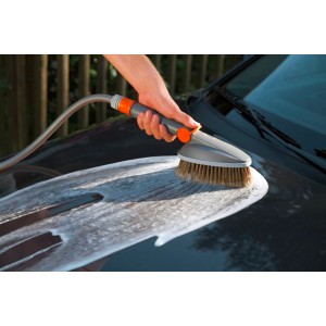 Gardena Waschbürste mit Seifenstäbchen im Einsatz zur Autowäsche.