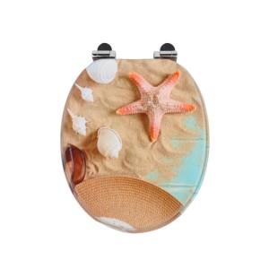 Ovaler Sinobath WC-Sitz mit Strandmotiv: Sand, Seestern, Muscheln, Sonnenbrille. Mit Absenkautomatik.