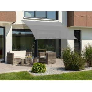 Rechteckiges, silbergraues Schneider Sonnensegel Teneriffa (360x250 cm) über einer Terrasse mit Gartenmöbeln.