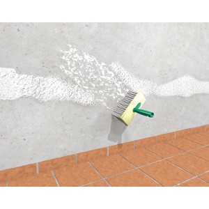 Anwendung von MEM Salpeter-Entferner auf einer Wand mit einem Quast. Bauabdichtung gegen Mauersalze.