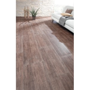 Verlegte, dunkle Feinsteinzeug Bodenfliese in Holzoptik, 60,4x30,2 cm, im Wohnraum.