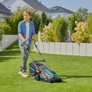 Gardena Akku-Rasenmäher PowerMax 37/36V im Einsatz auf Rasenfläche.