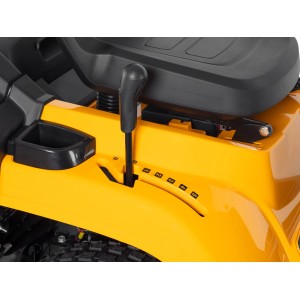 Detailaufnahme: Stiga Rasentraktor Estate 384 M, gelb, mit Gangschaltung und Sitz.