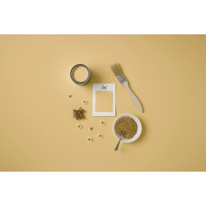 Rust-Oleum Kreidefarbe Möbellack Senf Matt, Dose, Pinsel, Farbmuster und Deko auf senffarbenem Grund.