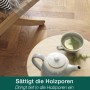 Geöltes Parkett in Fischgrätmuster mit Bona Home Parkett-Öl Weiß, Teekanne und Tasse.
