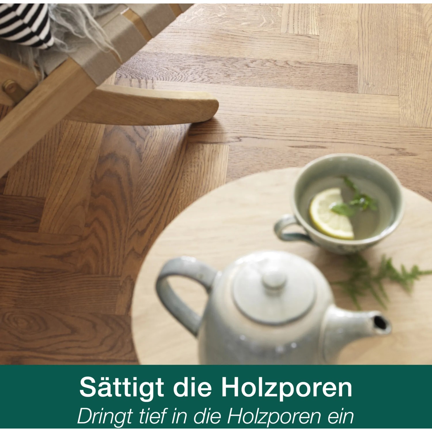Geöltes Parkett in Fischgrätmuster mit Bona Home Parkett-Öl Weiß, Teekanne und Tasse.