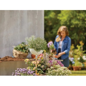 Gardena ClickUp! Pflanzschale mit Bepflanzung auf Holzstiel im Garten.