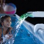 Intex LED Wasserfall Cascadee am Pool mit grün leuchtendem Wasser und spielendem Kind.