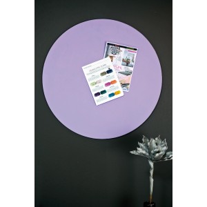Runde, lila Magnetwand mit Papieren, gestrichen mit Marabu Magnetfarbe Grau. Wand-Akzentfarbe.