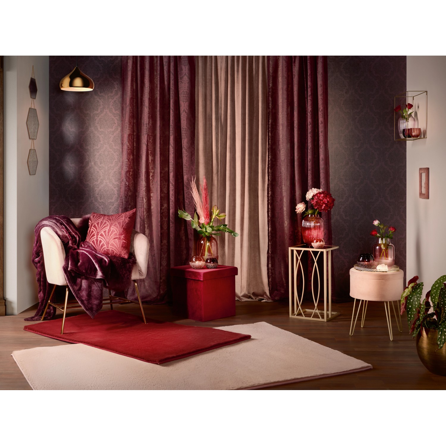 Hochflor-Teppich Blush Bordeaux, 140x80 cm, im eleganten Wohnambiente.