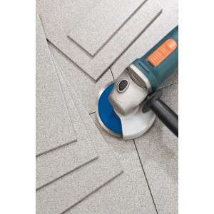 LUX Diamant-Trennscheibe 115 mm mit Winkelschleifer beim Fliesenschneiden.