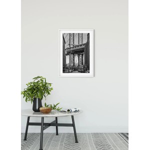 Komar Wandbild Brooklyn Bridge, 50x70 cm, Schwarzweiß-Fotografie im weißen Rahmen.