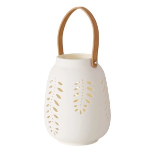 Weißes LED-Windlicht Felto von Boltze Home mit Cut-Out-Muster und braunem Tragegriff.