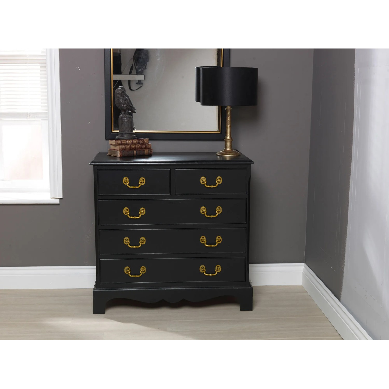 Schwarze Kommode mit goldfarbenen Griffen, behandelt mit Rust-Oleum Kreidefarbe-Möbellack Gloss Finish.