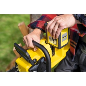 Gelbe Kärcher Akku-Kettensäge CNS 36-35 mit eingesetztem Akku in Aktion.