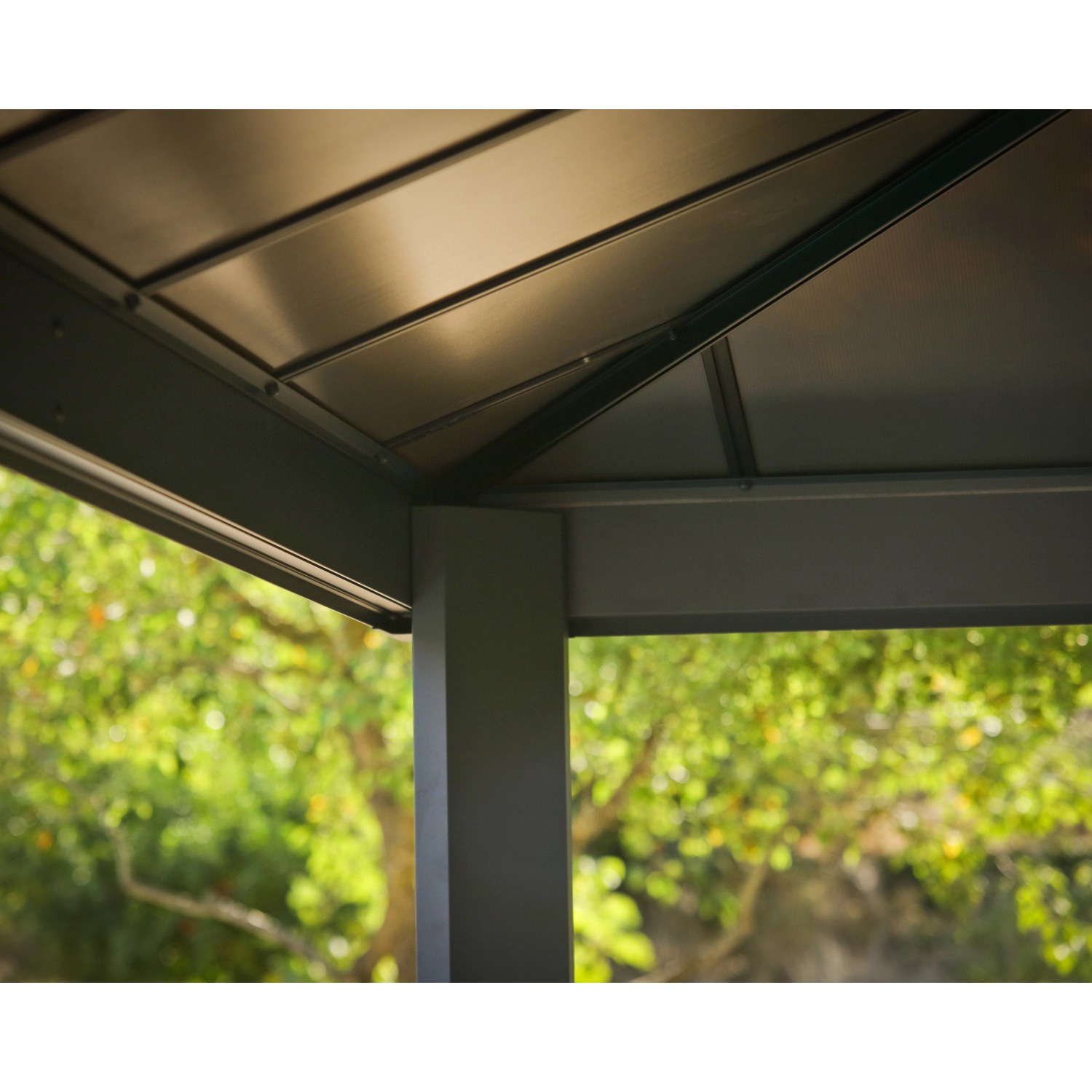 Detailaufnahme des anthrazitfarbenen Palram Canopia Dallas Gartenpavillons mit Walmdach.