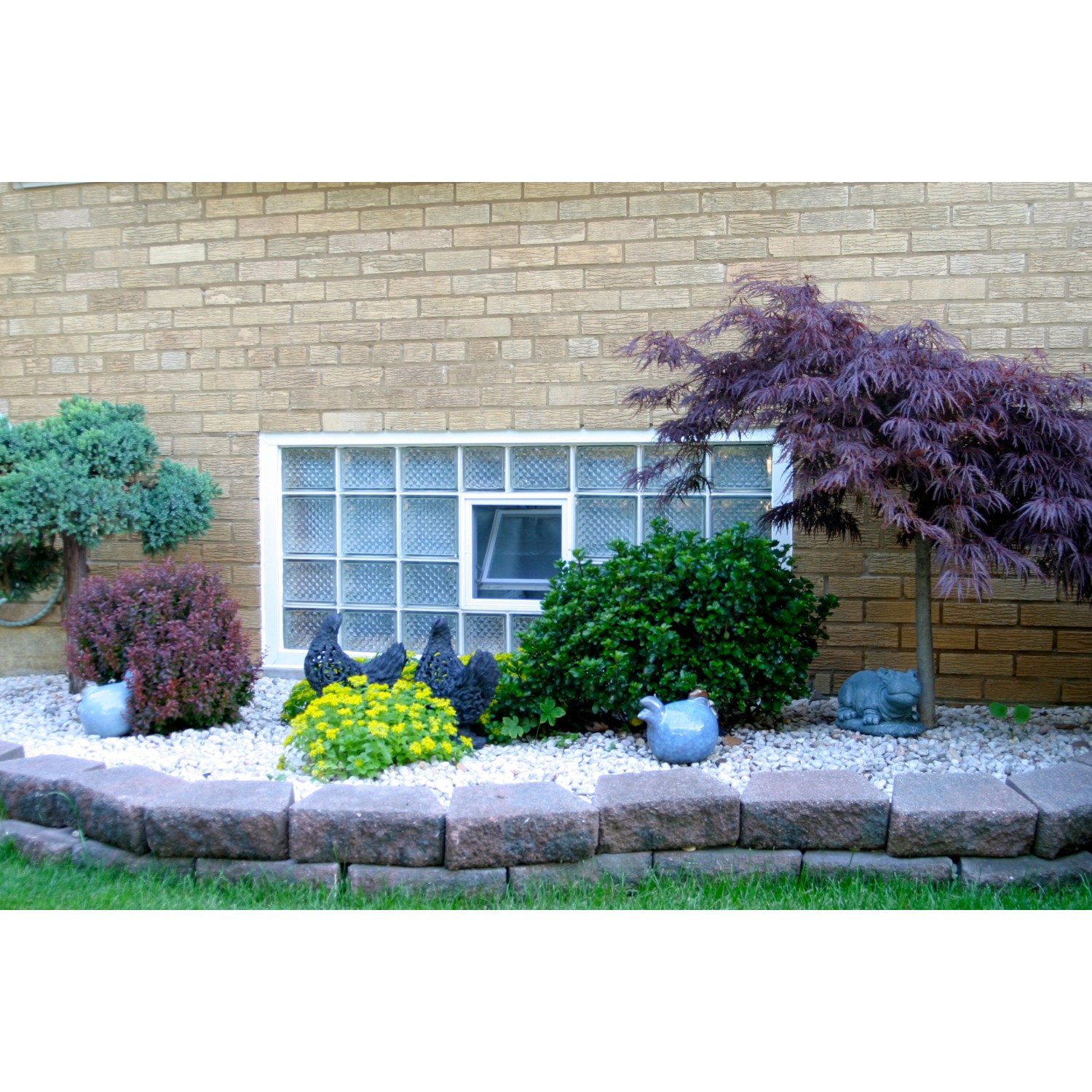 Glasbausteinwand mit Lüftungsfenster 189x189 mm und Gartenlandschaft.