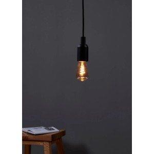 Globeförmiges Eglo E27 LED Leuchtmittel, 4W, mit warmem Licht in dunkler Umgebung.