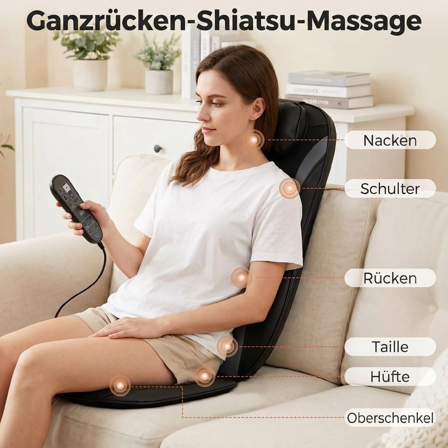Frau nutzt schwarze HOMCOM Shiatsu-Massagesitzauflage auf Sofa, zeigt Ganzrücken-Massagezonen.