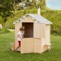 Soulet Kinderspielhaus Garance aus Holz, naturbelassen, mit Fenster und Windsack im Garten.