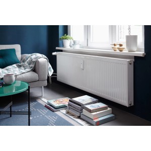Weißer Heizkörper im Wohnraum, lackiert mit Alpina Sprühlack seidenmatt.