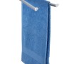 Wenko Handtuchhalter Basic, Edelstahl glänzend, 2-armig mit blauem Handtuch.