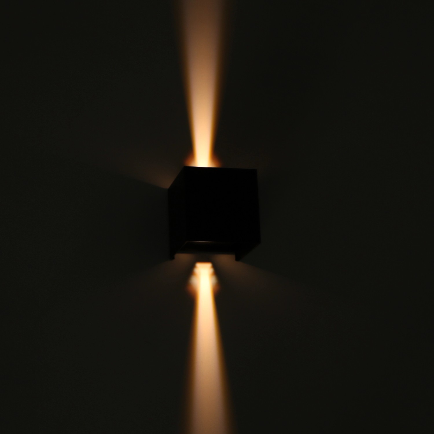 Schwarze, eckige LED`s light Außenwandleuchte mit warmweißem Lichtkegel.