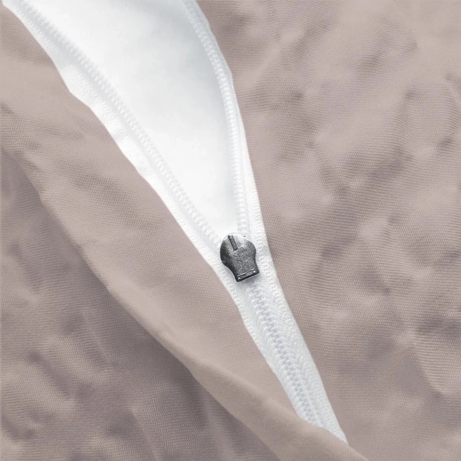 Detailaufnahme: Beautissu Seersucker Bettwäsche 135x200 cm, Taupe, mit Reißverschluss.