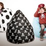 Drei Kindersitzsäcke: Fußball, Totenkopf und gestreift mit Pirat. Sitzsäcke für Kinderzimmer.