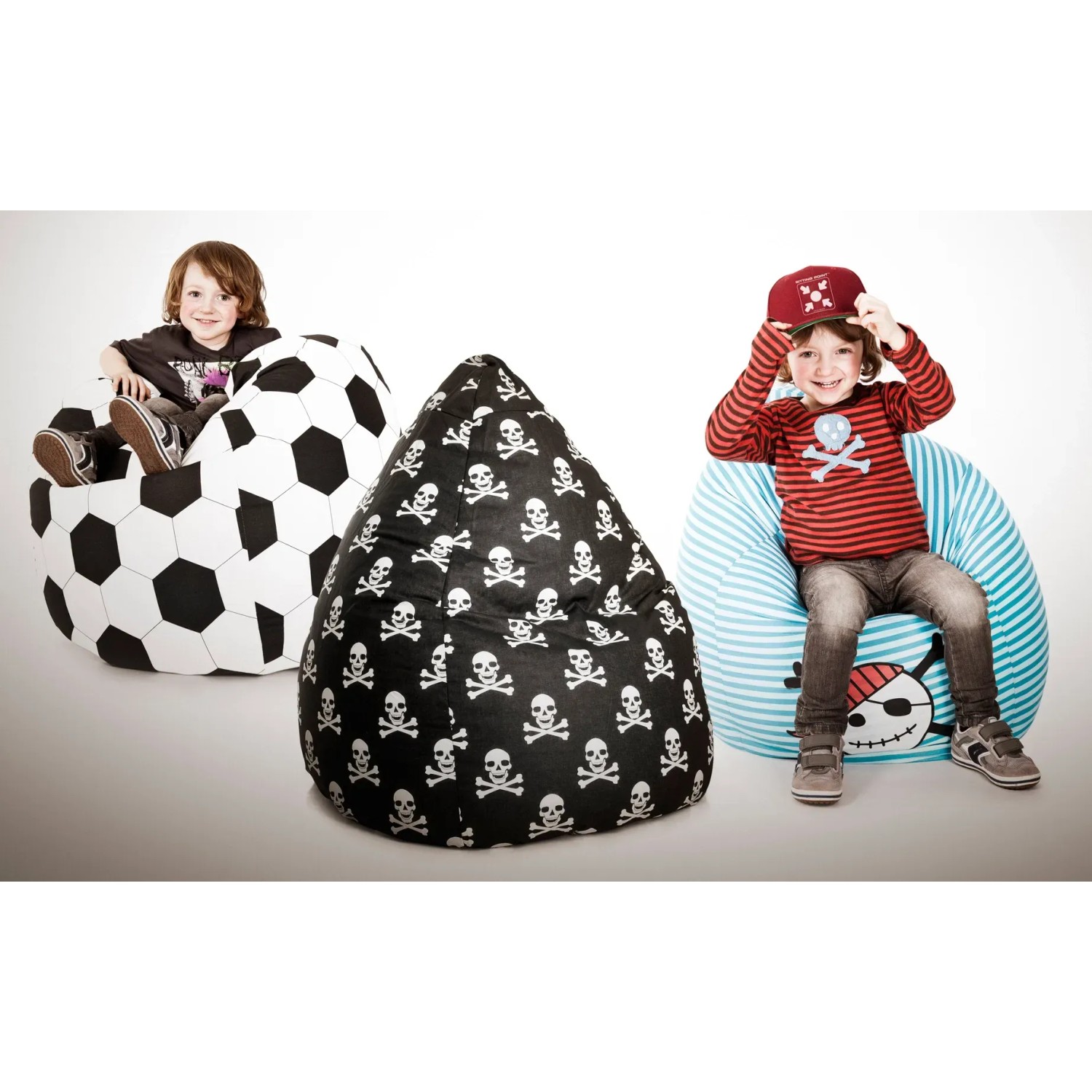 Drei Kindersitzsäcke: Fußball, Totenkopf und gestreift mit Pirat. Sitzsäcke für Kinderzimmer.