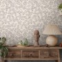 Vliestapete Blätter Grau Weiß. Skandinavisches Design mit floralem Muster für stilvolle Wandgestaltung.