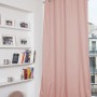 Moondream Verdunklungsvorhang in Altrosa, 250x135 cm, hängt vor einem Fenster.