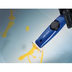 LUX Universalmesser Classic beim Entfernen von Farbe. Teppichmesser mit Trapezklinge.