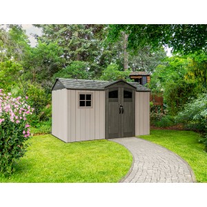 Graues Lifetime Gerätehaus Pluto aus Kunststoff mit Doppeltür und Fenster im Garten.