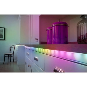 Osram LED-Strip Flex unter Küchenschränken, leuchtet in bunten RGBW-Farben. Ideal für indirekte Beleuchtung.