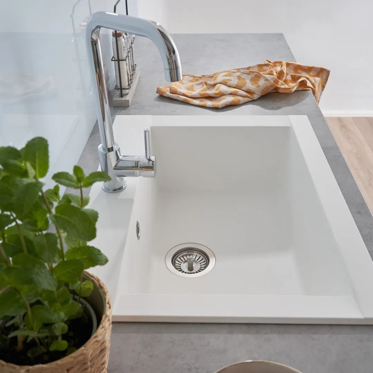 Weiße Respekta Einbauspüle Mineralite Ohio (66x50 cm) mit Armatur und Abfluss in moderner Küche.