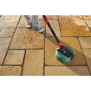 Bosch Aquasurf 280 Terrassenreiniger im Einsatz auf Steinterrasse. Flächenreiniger mit schwenkbarem Kopf.