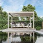 Weide Deluxe Plus Pergola 4x4m in Ivory Sand mit verstellbaren Aluminium-Lamellen über Outdoor-Lounge am Pool.