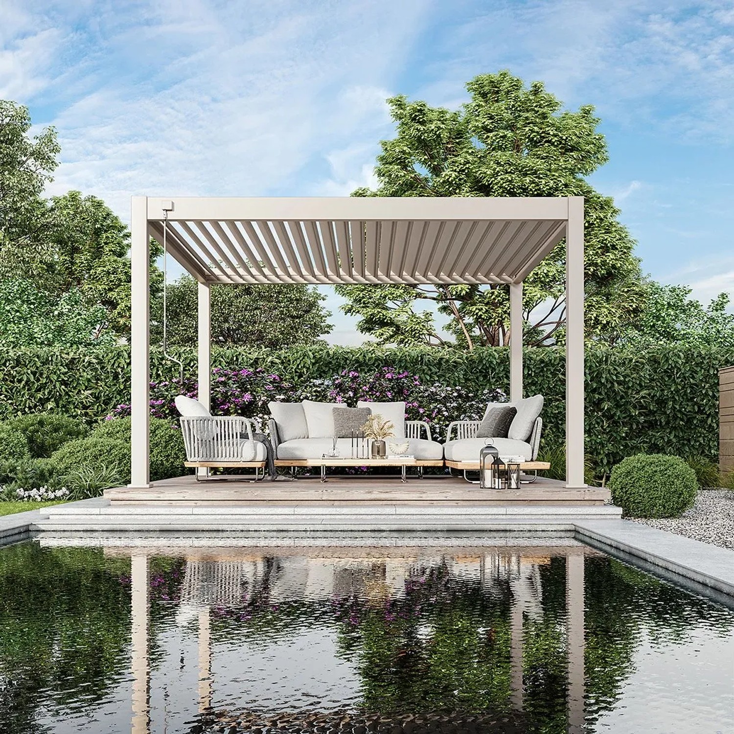 Weide Deluxe Plus Pergola 4x4m in Ivory Sand mit verstellbaren Aluminium-Lamellen über Outdoor-Lounge am Pool.