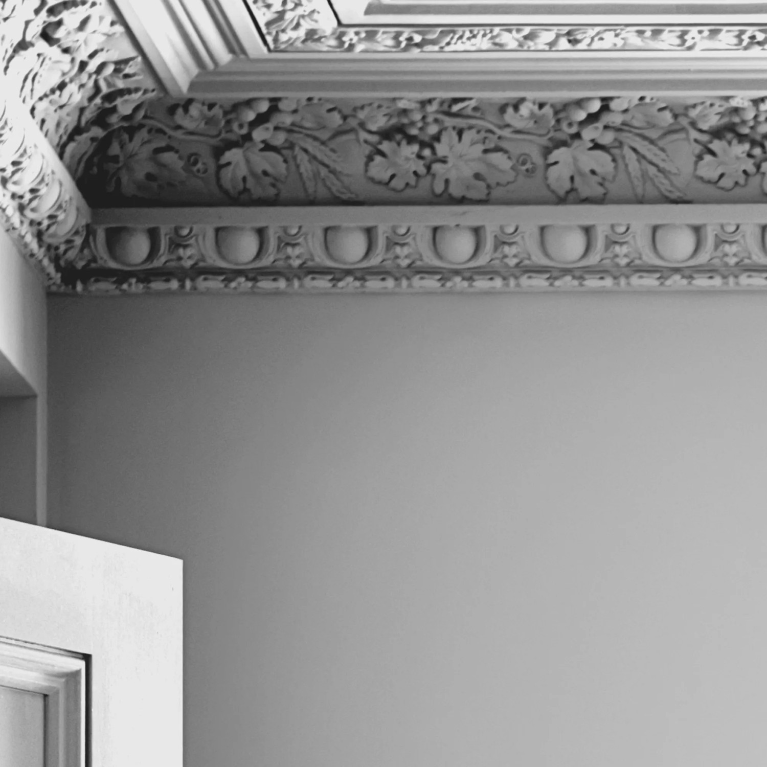 Detailaufnahme einer Wand mit Laura Ashley Wandfarbe in Pale Silver Grau und Stuckelementen.