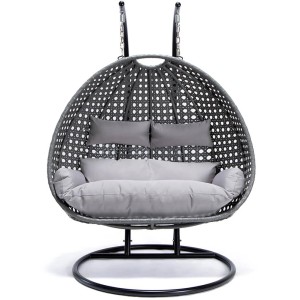 Grauer Home Deluxe Hängesessel Twin aus Polyrattan mit Kissen und Regenabdeckung.