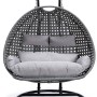 Grauer Home Deluxe Hängesessel Twin aus Polyrattan mit Kissen und Regenabdeckung.