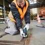 Bosch Professional GOP 55-36 Multicutter im Einsatz beim Schneiden einer Metallplatte.
