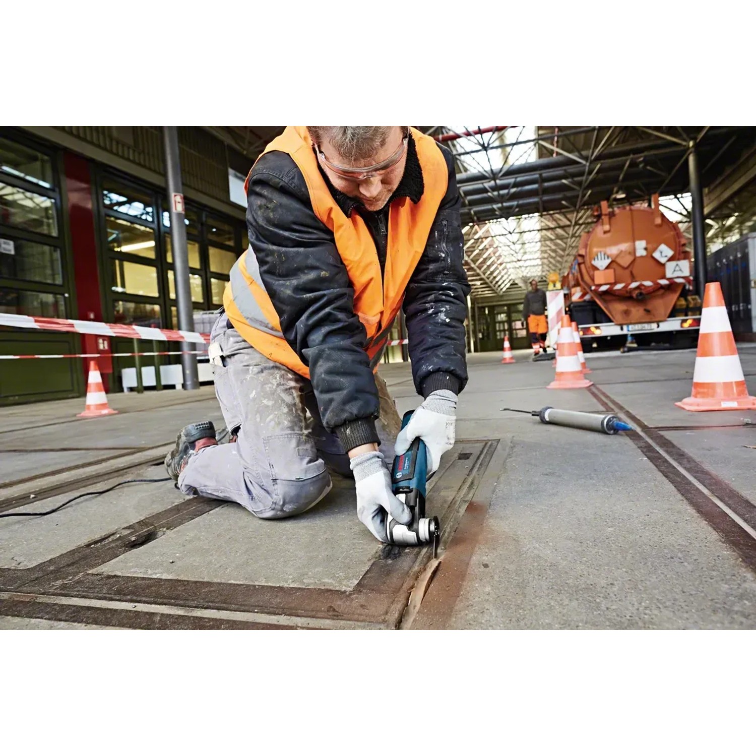 Bosch Professional GOP 55-36 Multicutter im Einsatz beim Schneiden einer Metallplatte.