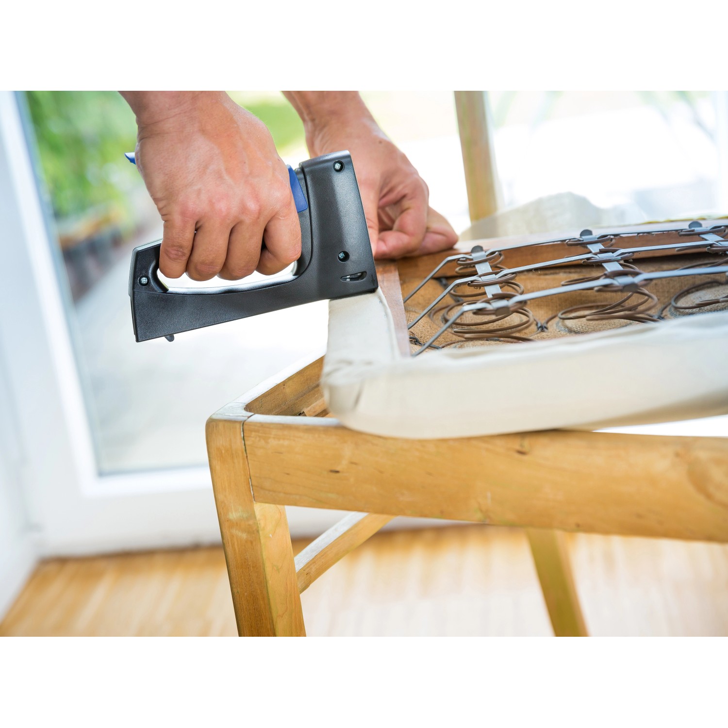 Anwendung von LUX Feindrahtklammern (11,4 mm x 14 mm) mit Tacker an einem Stuhl.