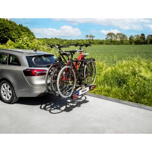 Eufab Premium 3 Fahrradträger mit drei Fahrrädern auf Anhängerkupplung montiert.