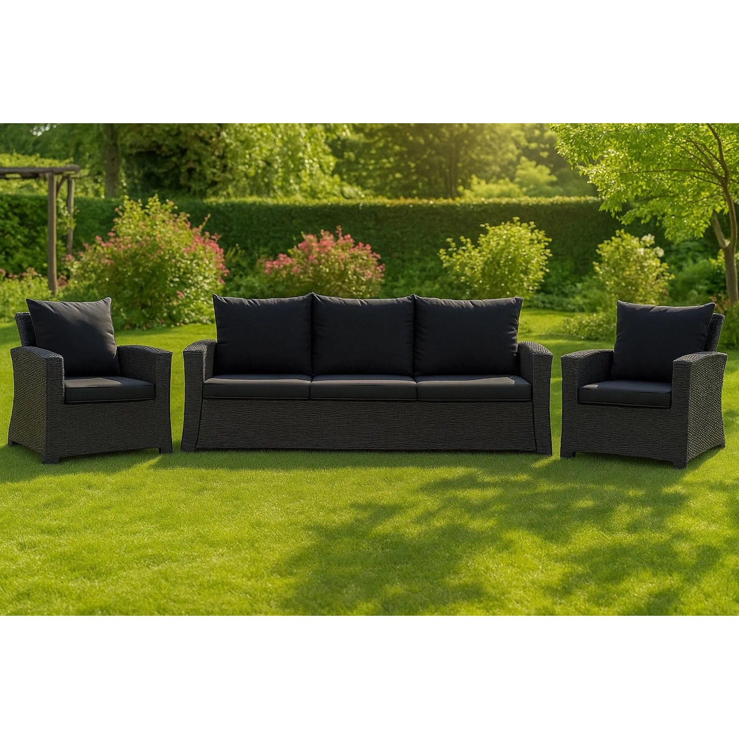 Schwarzes Gartenmöbel-Set mit Sofa und Sesseln, inklusive Sitzkissen und Rückenkissen.