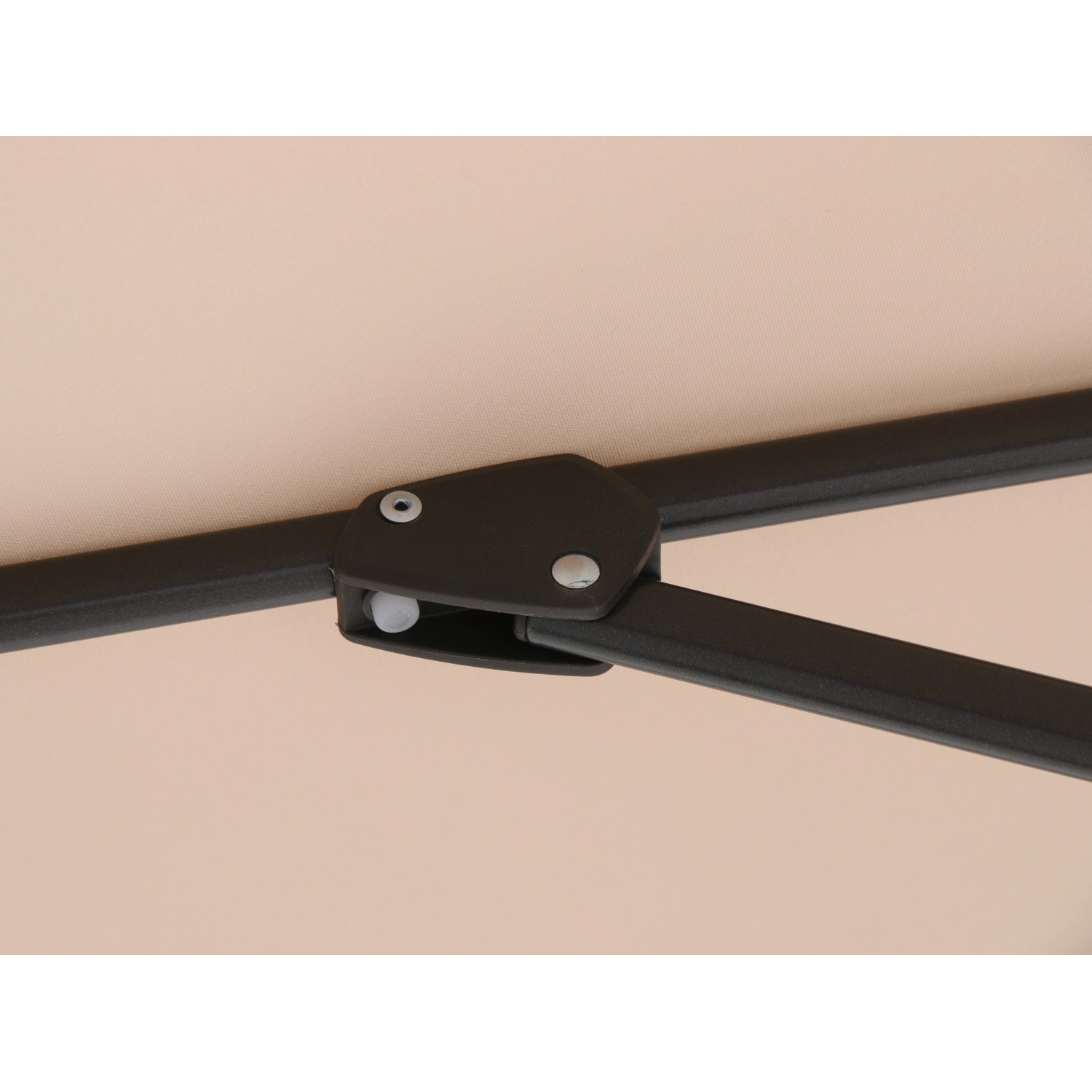 Detailaufnahme: Beige Ampelschirm Alvarado (Ø 300 cm) mit Kurbelmechanismus.