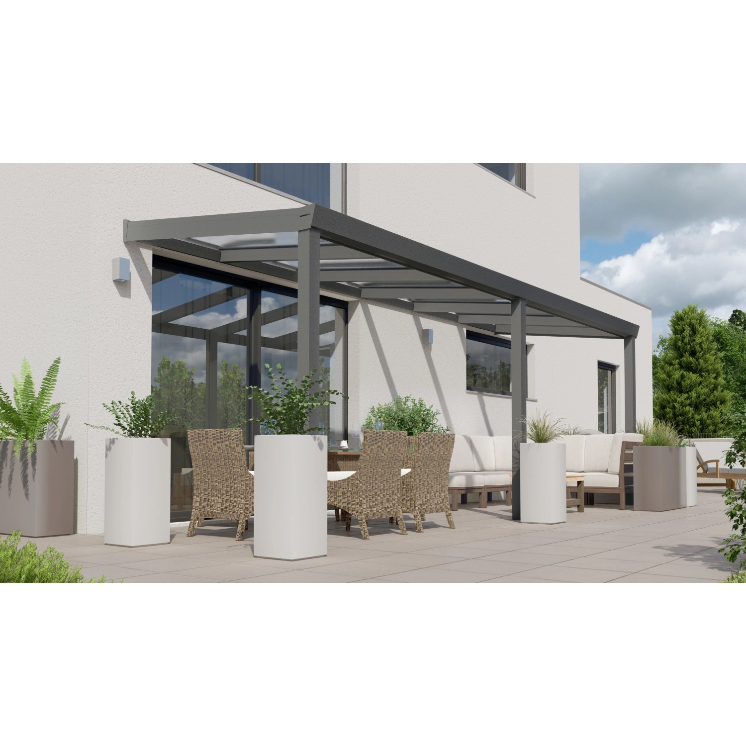 Anthrazitfarbene Terrassenüberdachung Professional (600x300 cm) mit klarer Polycarbonat-Eindeckung.