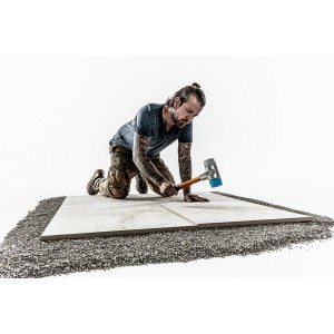 Mann verlegt Fliesen mit Halder Schonhammer (30mm) mit blauem und grauem Kopf.